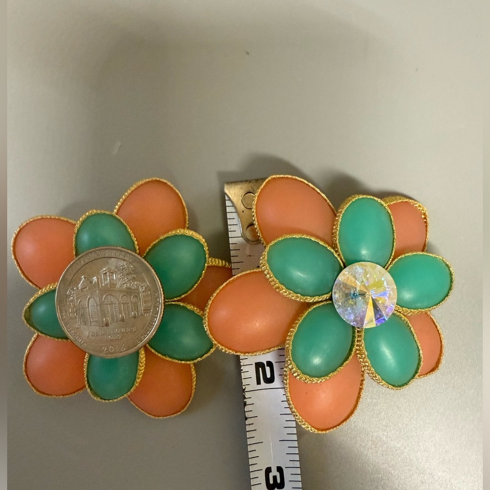 Vintage Elegant Floral clip on Earrings in Teal and Coral - Picture 9 of 9